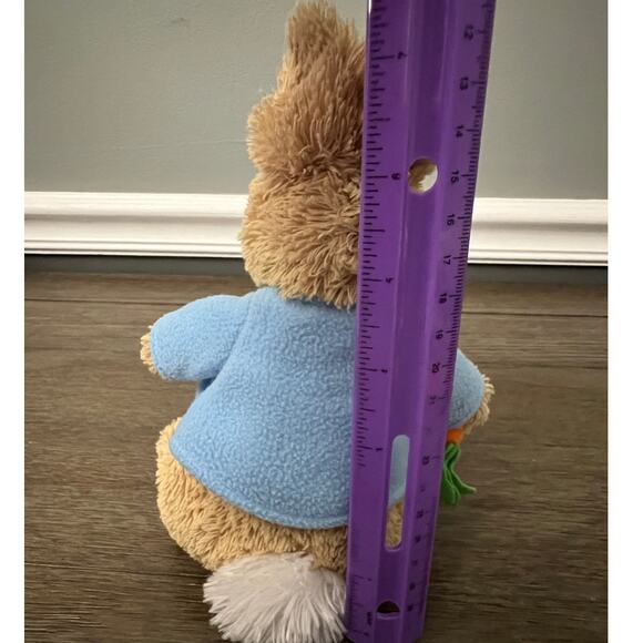 Gund Peter Rabbit Plush Beatrix Potter Stuffed Toy With Vest and Carrot - Picture 5 of 5